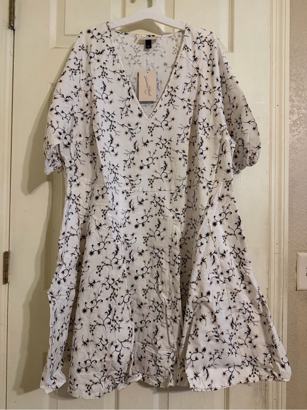 NWT Universal thread women’s v-neck white floral midi dress size 1X